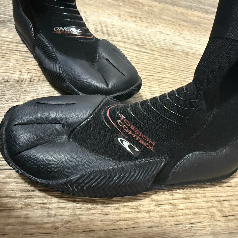Black O’Neill heat 3mmcNeoprene Surf Booties kids size S